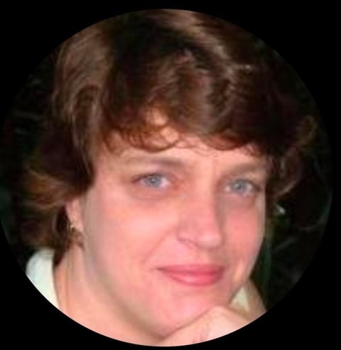 Headshot portrait of Reanie de Villiers with shoulder-length brown hair and blue eyes